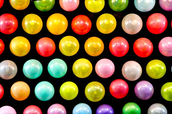 Panel Negro Con Globos Colores Una Fila Textura Una Feria — Foto de Stock