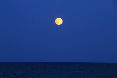 İspanya Alicante 'deki Arenales del Sol Plajı' nda, dolunayda alacakaranlıkta.