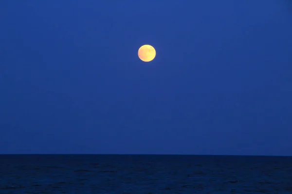 Playa Arenales Del Sol Alicante España Atardecer Con Luna Llena — Foto de Stock