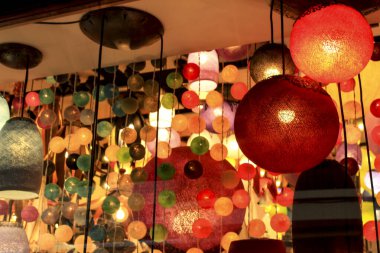 İspanya 'da bir vitrinde asılı renkli yuvarlak lambalar