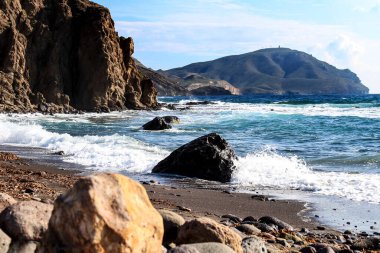 Cabo de Gata, Almeria, İspanya 'da güzel ve vahşi Rocky plajı