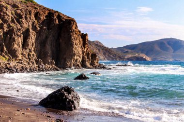 Cabo de Gata, Almeria, İspanya 'da güzel ve vahşi Rocky plajı