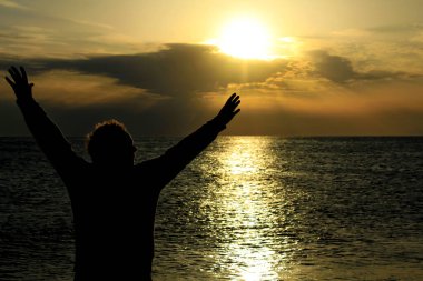 Gün batımında Cabo de Gata, Almeria, İspanya sahillerinde insan siluetleri.