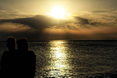 Gün batımında Cabo de Gata, Almeria, İspanya sahillerinde insan siluetleri.
