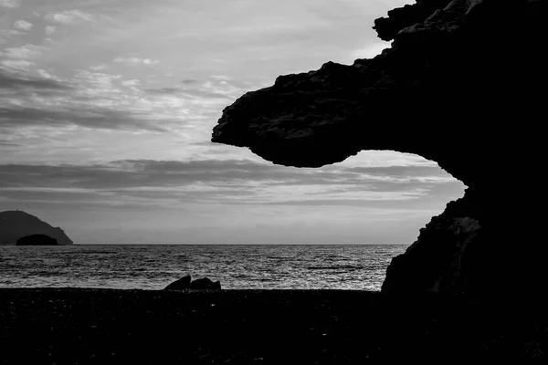 位于西班牙阿尔梅利亚卡波德加塔 Los Escullos 海滩的日出和岩石轮廓 — 图库照片