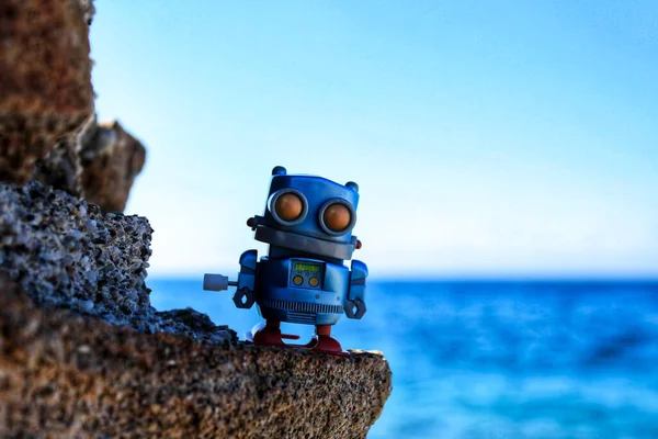 Niebieski Vintage Toy Robot Plaży Hiszpanii — Zdjęcie stockowe