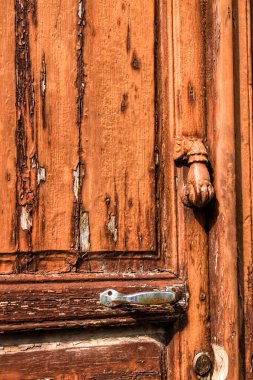 İspanya 'da eski ahşap kapı ve klasik kapı tokmağı