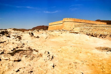 Cabo de Gata, Almerya, İspanya 'da fosilleşmiş kum tepecikleri üzerine inşa edilmiş güzel bir kale.