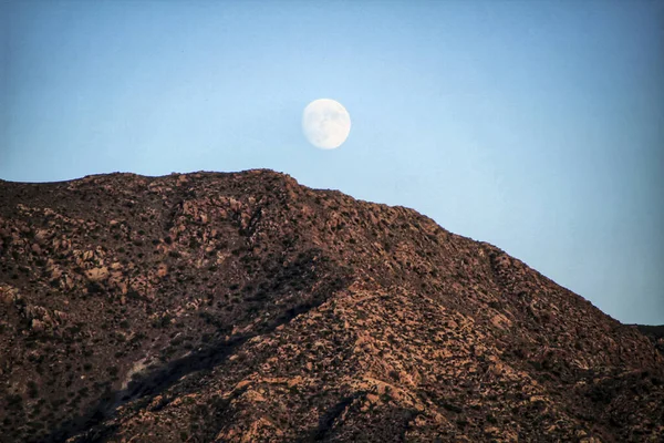 Lune Scrutant Les Montagnes Volcaniques Cabo Gata Almeria Espagne — Photo