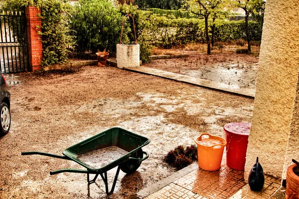 Paisagem Chuvosa Campo Carrinho Mão Verde Cheio Água Pela Chuva — Fotografia de Stock