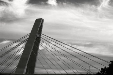 Elche 'deki Vinalopo Nehri' nin yanındaki bulutlu gökyüzünün altında Pont de la Generalitat