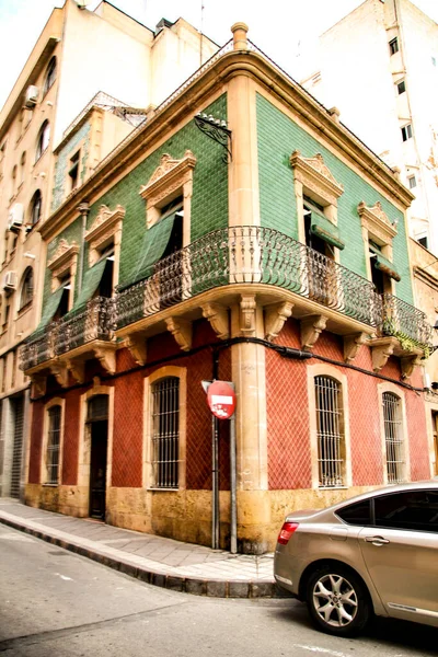 西班牙阿利坎特Elche市古老的五彩斑斓 富丽堂皇的带有老式街灯的门面 Raval街区 — 图库照片