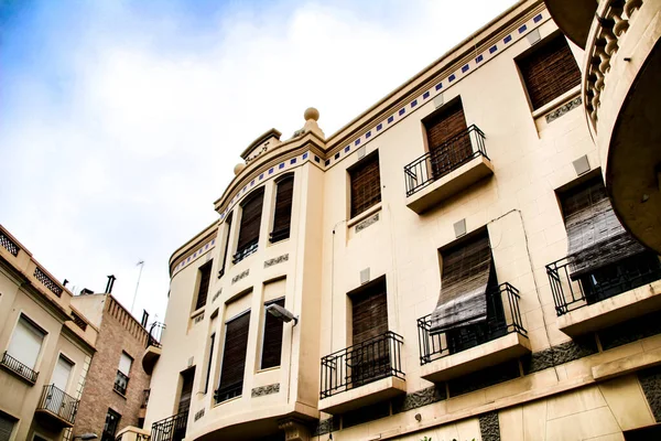 西班牙阿利坎特Elche市古老的五彩斑斓 富丽堂皇的带有老式街灯的门面 Raval街区 — 图库照片