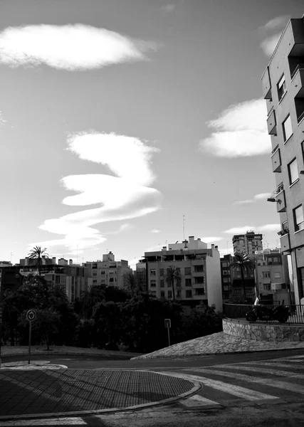 午後にエルチェの街の上に輝く雲 — ストック写真