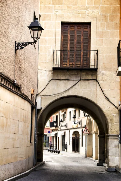 Dar ve renkli sokaklar, görkemli cepheler, pencereler ve Elche şehrinin balkonları. Alicante ili, İspanya.