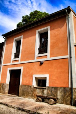 Güneşli bir günde İspanya, Elche 'de bir palmiye bahçesinde tipik ve renkli bir ev. Huerto de San Placido.