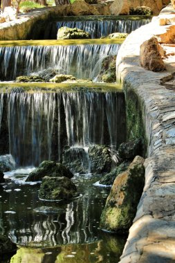 Guardamar, Alicante, İspanya 'daki Reina Sofya Parkı' nda şelale