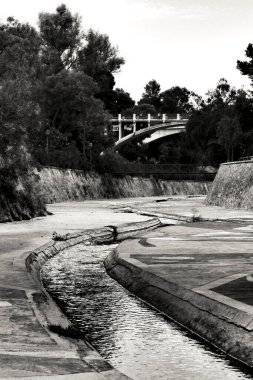 Canalejas Köprüsü ve Elche, Alicante, İspanya 'daki Vinalopo Nehri yamacı
