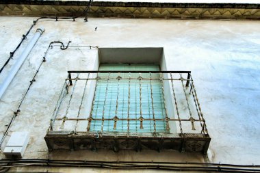 İspanya 'da yeşil pencereli eski evin ön cephesi