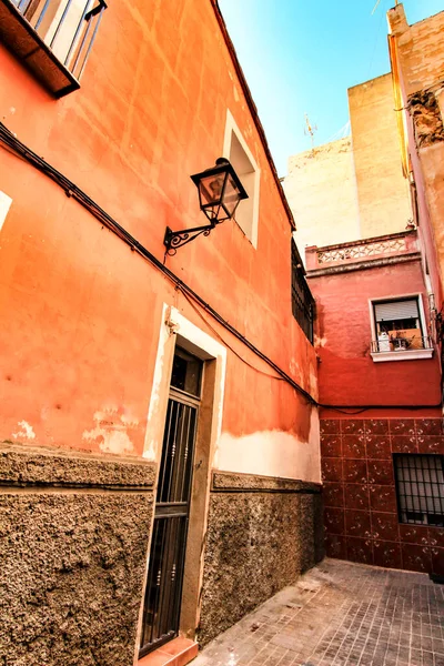 Calle Estrecha Con Majestuosas Fachadas Ventanas Balcones Ciudad Elche España —  Fotos de Stock