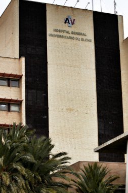Kışın bulutlu bir gününde Elche Devlet Üniversitesi Hastanesi 'nin cephesi