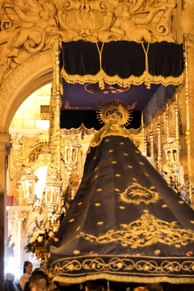 エルチェ スペイン 2018年3月27日 暗い夜にエルチェでの聖週間の行列で美しい聖母マリア 背景にサンタ マリア教会のファサード — ストック写真