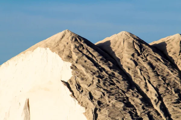 スペイン サンタ ポラの青い空の下の塩の山 — ストック写真