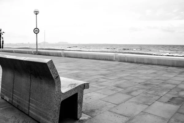 Betonová Lavička Výhledem Moře Pláži Jižním Španělsku — Stock fotografie