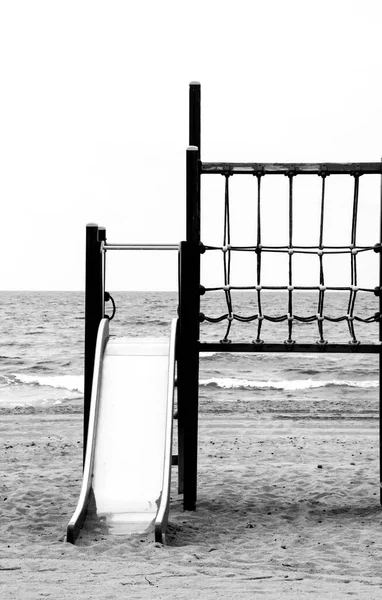 Spanya Plajındaki Salıncağın Soyut Yapısı Siyah Beyaz — Stok fotoğraf
