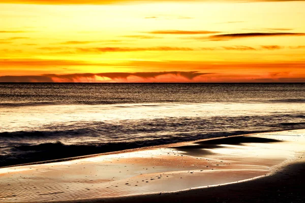 Hermoso Amanecer Playa Con Colores Rosa Naranja Arenales Del Sol —  Fotos de Stock