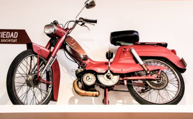 Elche, Alicante, İspanya... 28 Mart 2021: Pusol Elche Müzesi 'nde sergilenen klasik motosiklet Torrot Campera modeli