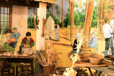 Elche, Alicante, İspanya... 28 Mart 2021: Pusol Elche, Alicante, İspanya Pusol Müzesi 'nde geleneksel beyaz palmiye atölyesi