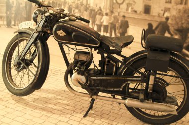 Elche, Alicante, İspanya... 28 Mart 2021: Eski ve eski bir kayganlaştırıcı motosiklet Pusol Elche, Alicante, İspanya 'da sergilendi.