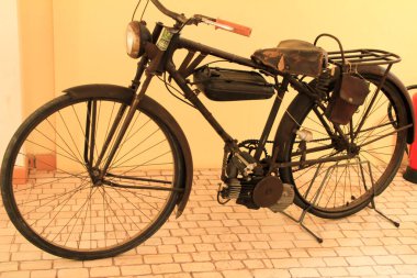 Elche, Alicante, İspanya... 28 Mart 2021: Pusol Elche, Alicante, İspanya 'da sergilenen eski ve klasik motosiklet