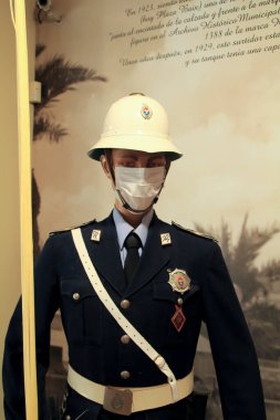 Elche, Alicante, İspanya... 28 Mart 2021: İspanya 'nın Elche kentindeki Pusol müzesinde maskeli eski İspanyol polis üniforması