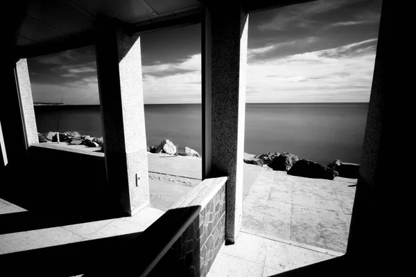 Giornata Sole Sulla Spiaggia Alicante Spagna Foto Monocromatica — Foto Stock