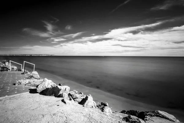 Солнечный День Пляже Зимой Аликанте Испания Монохромная Картина — стоковое фото