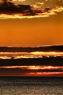 Arenales del Sol, Alicante, Güney İspanya 'da Pembe ve turuncu renklerle güzel bir gün doğumu