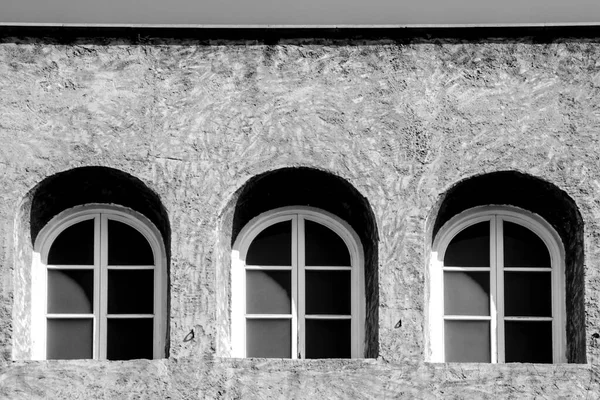 Três Janelas Arqueadas Fachada Concreto Espanha Imagem Monocromática — Fotografia de Stock