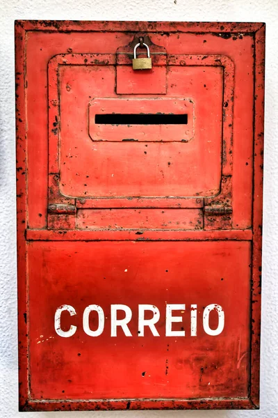 Цветной Металлический Почтовый Ящик Красного Цвета Стене Старой Краской Лиссабоне — стоковое фото