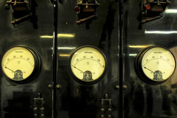 Oude Zwarte Vintage Elektrische Transformatoren Een Fabriek — Stockfoto