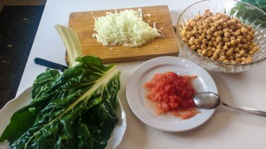 İspanya 'da nohut güveci pişirmek için lezzetli malzemeler masanın üzerinde.