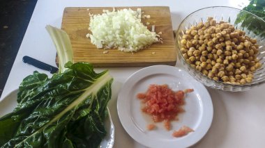 İspanya 'da nohut güveci pişirmek için lezzetli malzemeler masanın üzerinde.