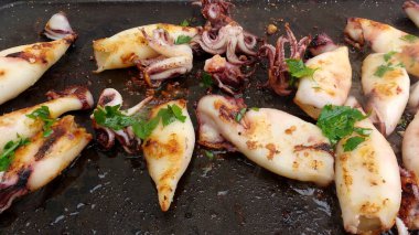 Tipik İspanyol yemeği ızgara kalamar zeytinyağı, tuz ve sarımsak.