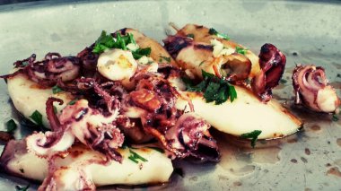 Tipik İspanyol yemeği ızgara kalamar zeytinyağı, tuz ve sarımsak.