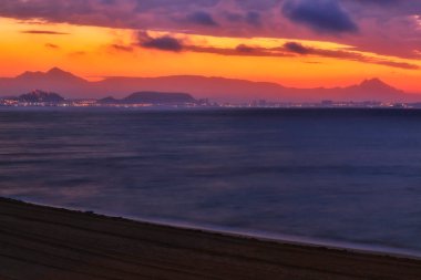 Arenales del Sol, Alicante, Güney İspanya 'da Pembe ve altın renklerle güzel bir gün doğumu