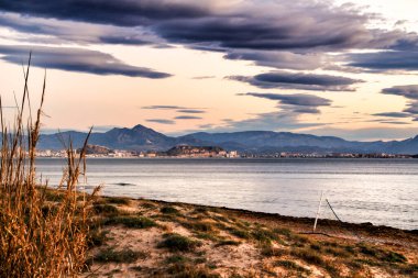 Arenales del Sol, Alicante, Güney İspanya 'da Pembe ve turuncu renklerle güzel bir gün doğumu