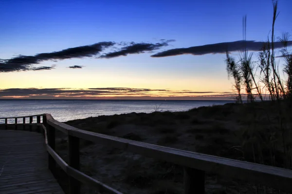 Pasarela Madera Playa Arenales Del Sol Una Hermosa Con Amanecer — Foto de Stock