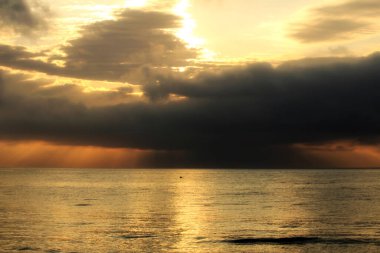 Arenales del Sol, Alicante, Güney İspanya 'da Pembe ve altın renklerle güzel bir gün doğumu