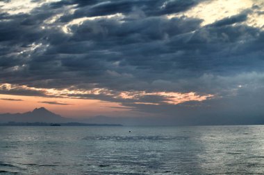 Arenales del Sol, Alicante, Güney İspanya 'da Pembe ve altın renklerle güzel bir gün doğumu